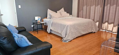 Private King Bed Guest Suite - Tourism Brisbane 0