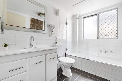 Warm Oasis At Parramatta- 2 BR - Free Parking - Near Shops - Tourism Brisbane 3