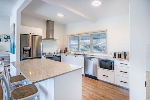 Yaringa -13 Seaview Street SWR- Full Linen Provided - Tourism Brisbane 1