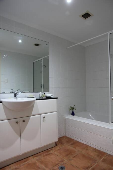 Zen Bridgeport - Waterfront - Balcony Dining - Pool - Tourism Brisbane 2