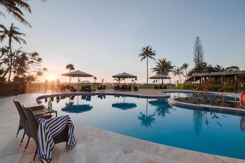 Tangalooma Island Resort Whale Watching Day Cruise With Dolphin Feeding - Tourism Brisbane 4